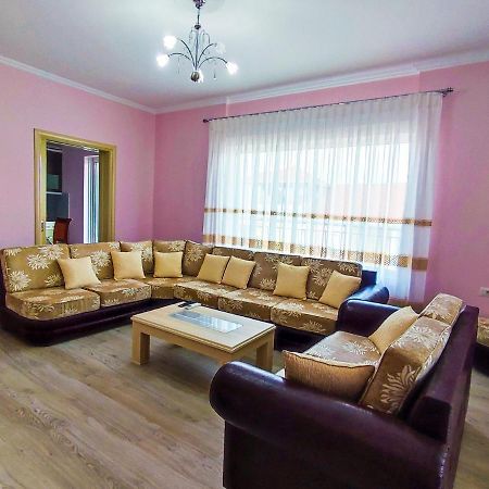 Cheerful 2 Bedroom Villa With Free Parking. จีโรคาสเตอร์ ภายนอก รูปภาพ