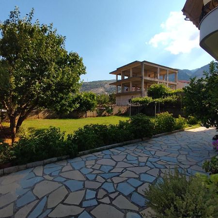 Cheerful 2 Bedroom Villa With Free Parking. จีโรคาสเตอร์ ภายนอก รูปภาพ