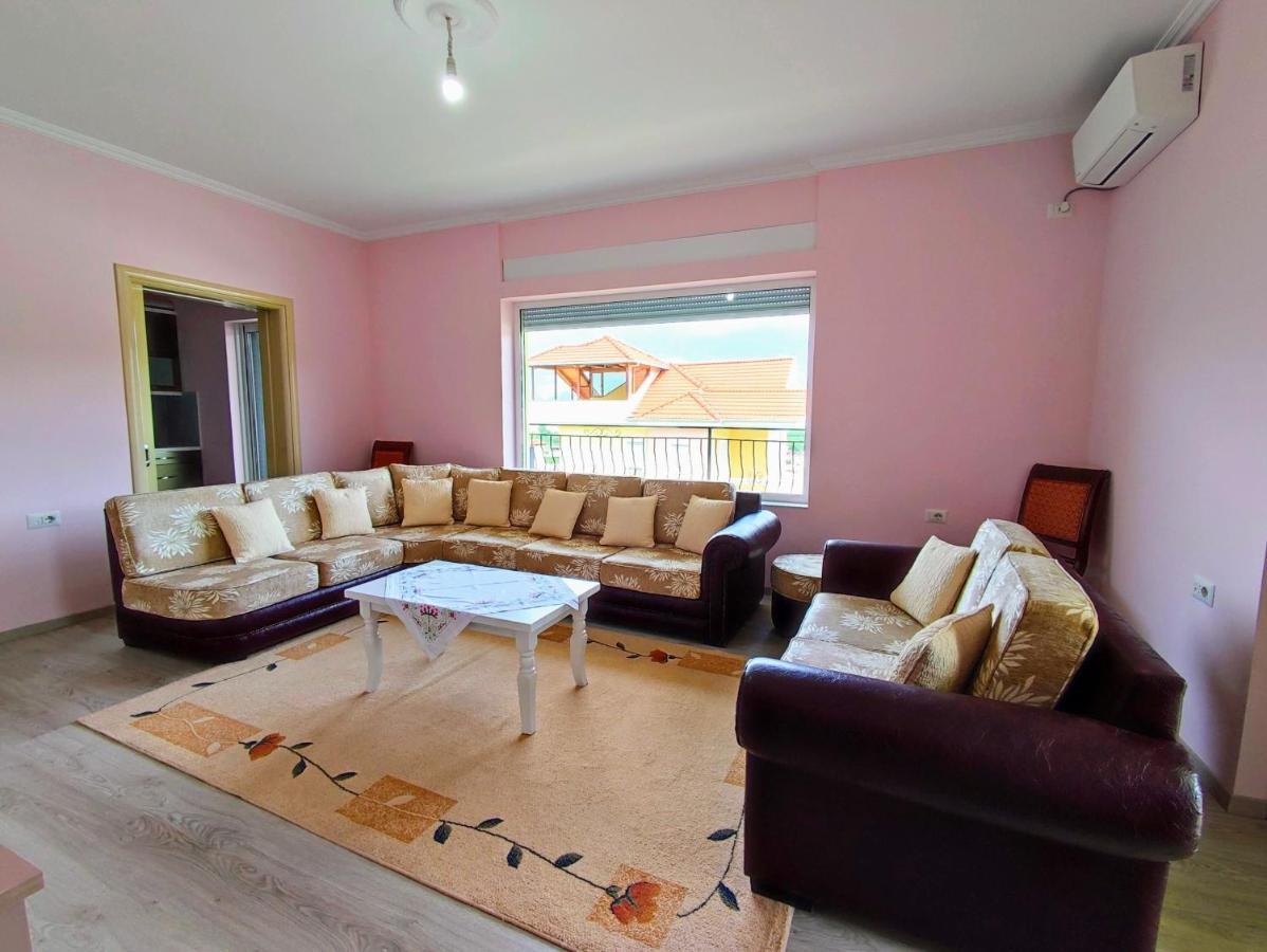 Cheerful 2 Bedroom Villa With Free Parking. จีโรคาสเตอร์ ภายนอก รูปภาพ