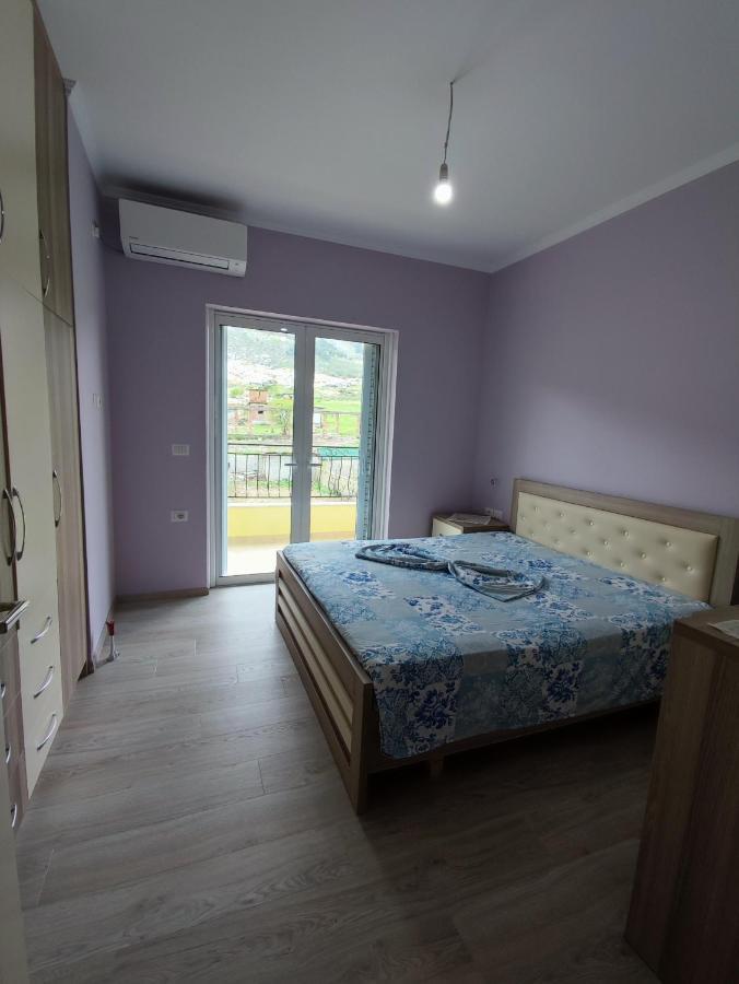Cheerful 2 Bedroom Villa With Free Parking. จีโรคาสเตอร์ ภายนอก รูปภาพ