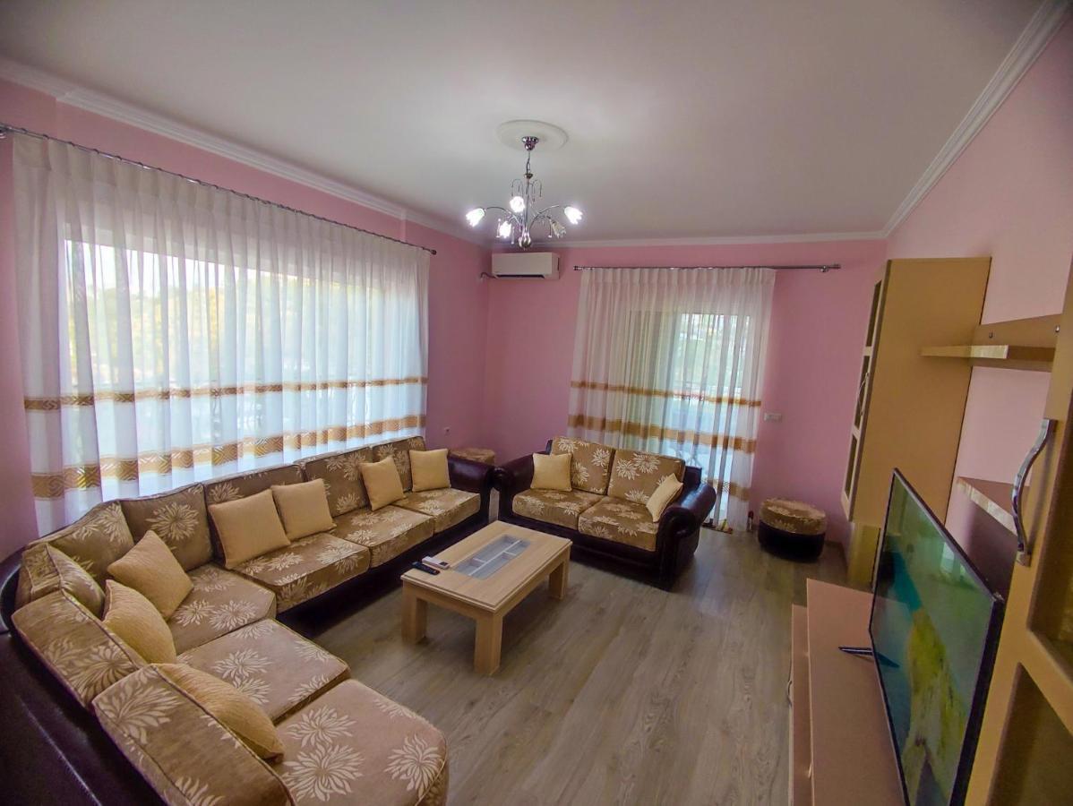 Cheerful 2 Bedroom Villa With Free Parking. จีโรคาสเตอร์ ภายนอก รูปภาพ