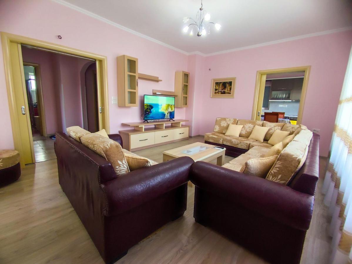 Cheerful 2 Bedroom Villa With Free Parking. จีโรคาสเตอร์ ภายนอก รูปภาพ