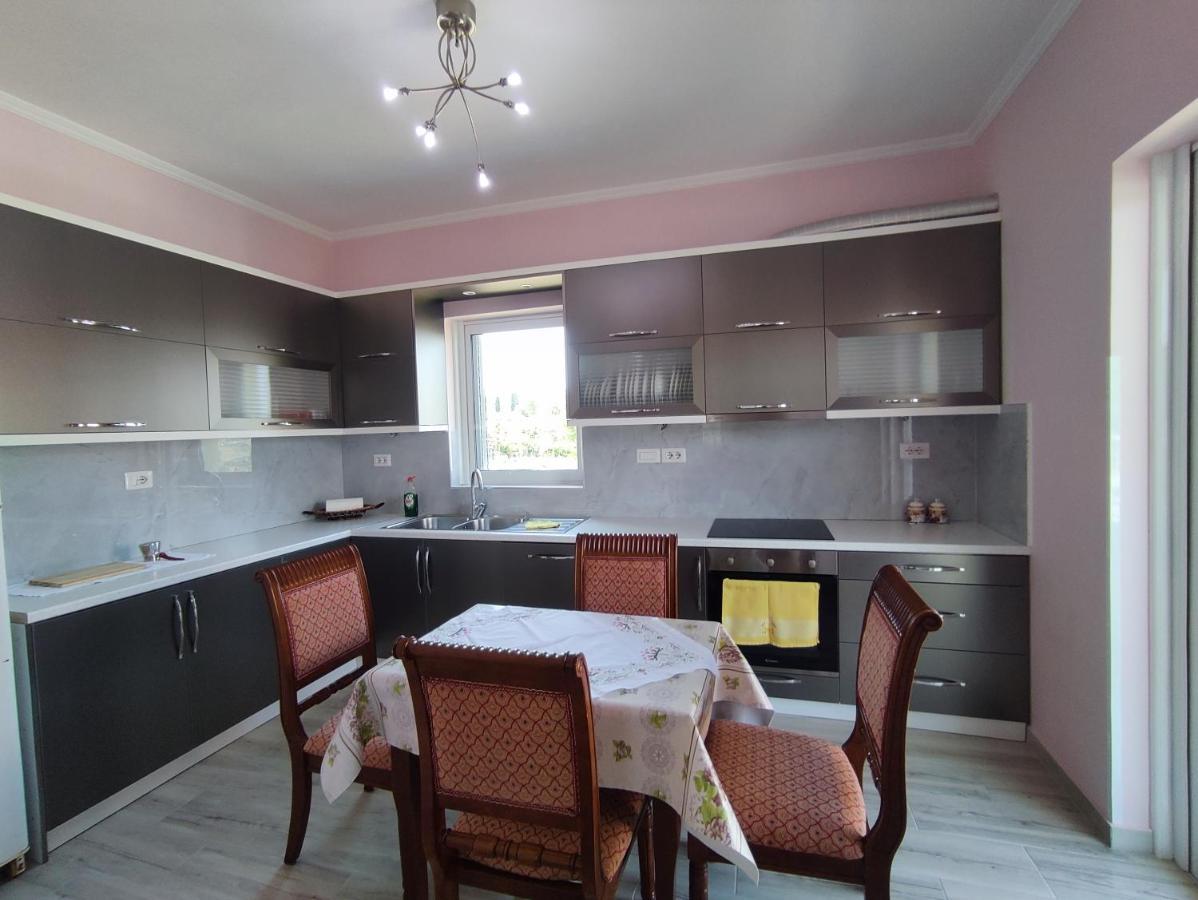 Cheerful 2 Bedroom Villa With Free Parking. จีโรคาสเตอร์ ภายนอก รูปภาพ