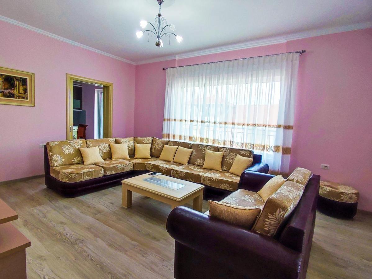 Cheerful 2 Bedroom Villa With Free Parking. จีโรคาสเตอร์ ภายนอก รูปภาพ
