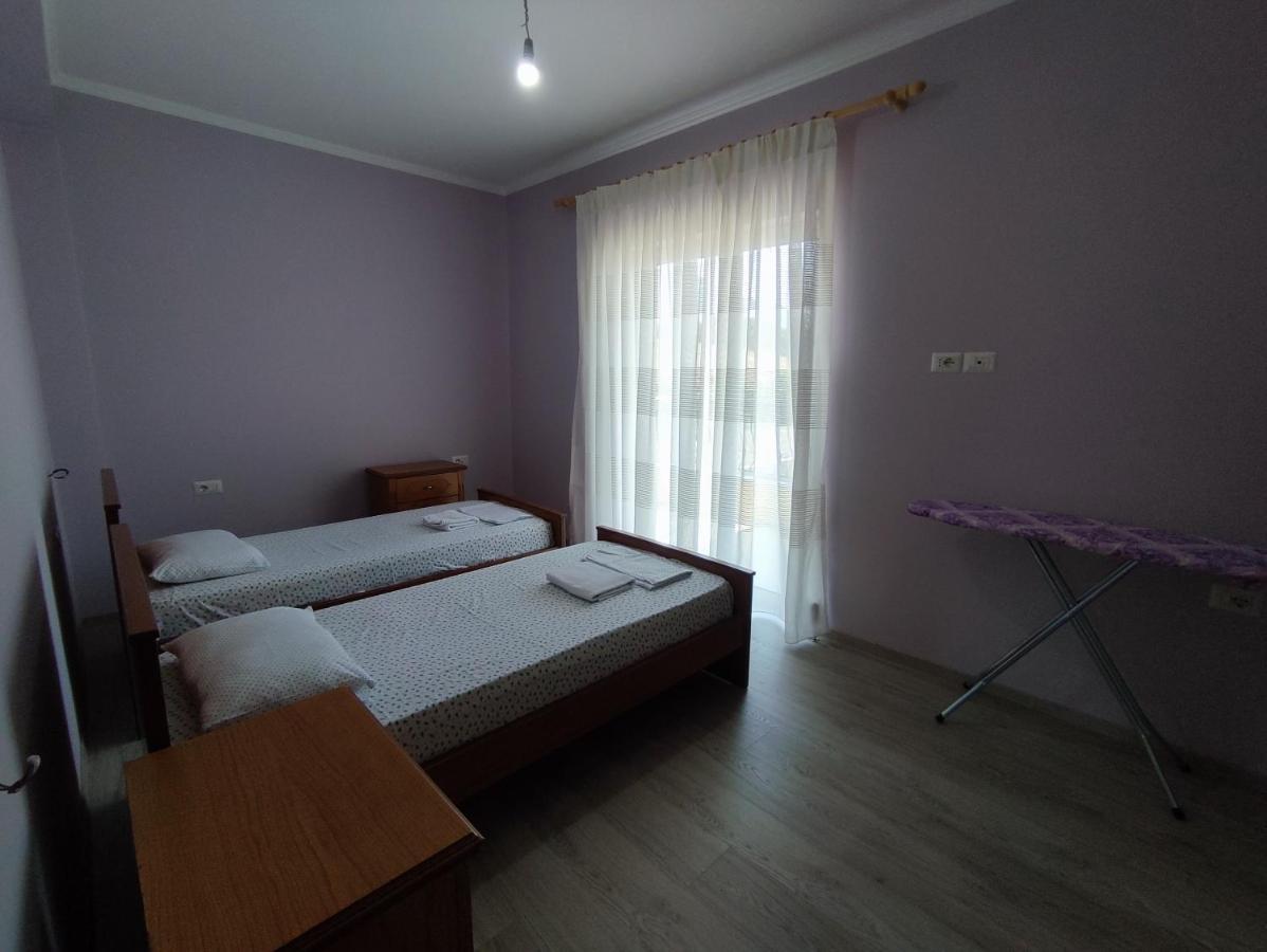 Cheerful 2 Bedroom Villa With Free Parking. จีโรคาสเตอร์ ภายนอก รูปภาพ
