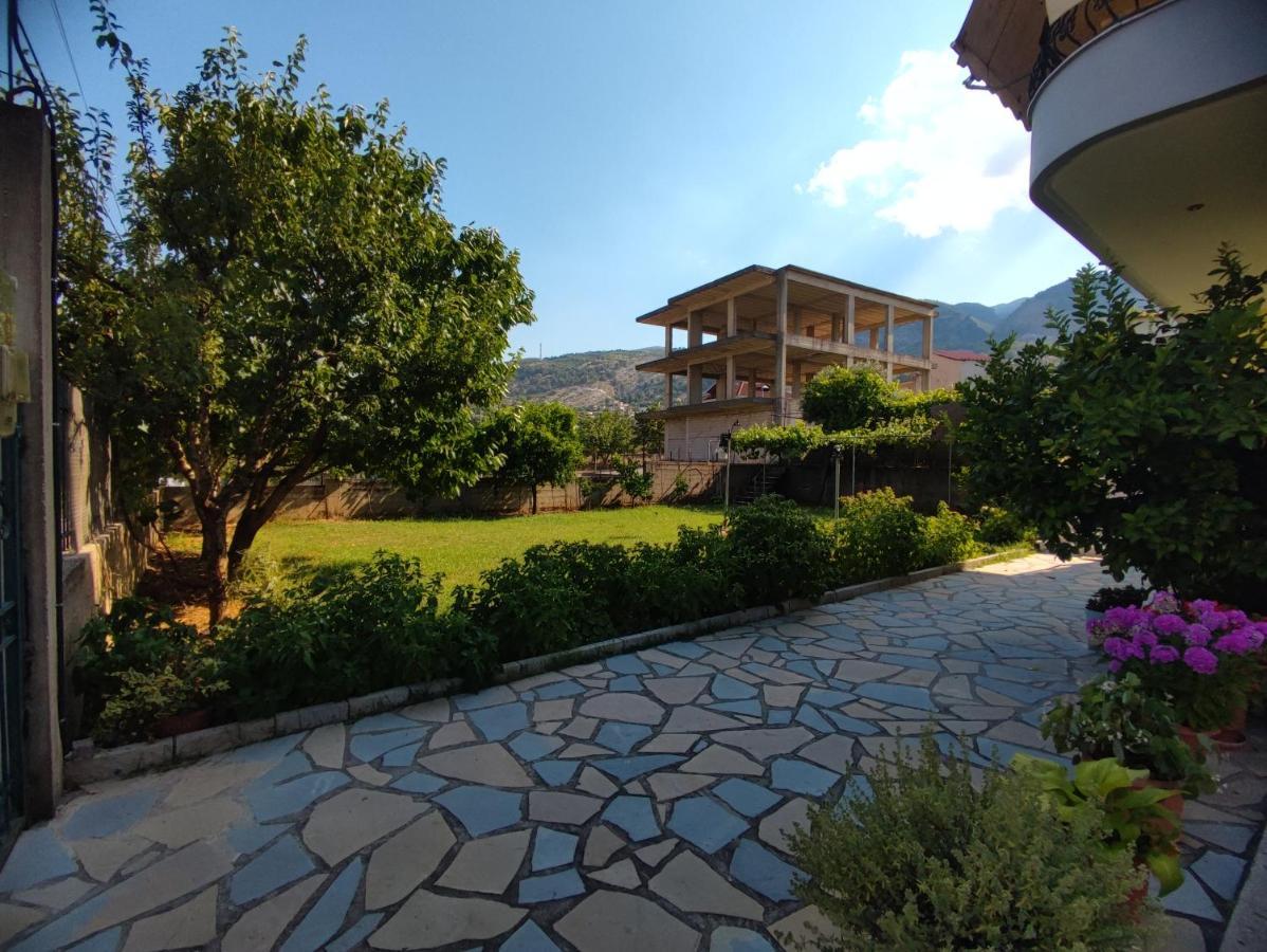 Cheerful 2 Bedroom Villa With Free Parking. จีโรคาสเตอร์ ภายนอก รูปภาพ